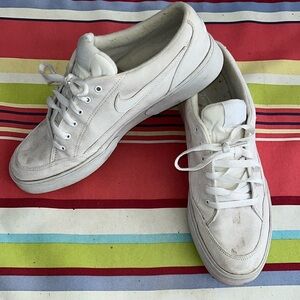 EUC WOMEN’S 12 WHITE NIKE CANVAS TENNIS SHOES